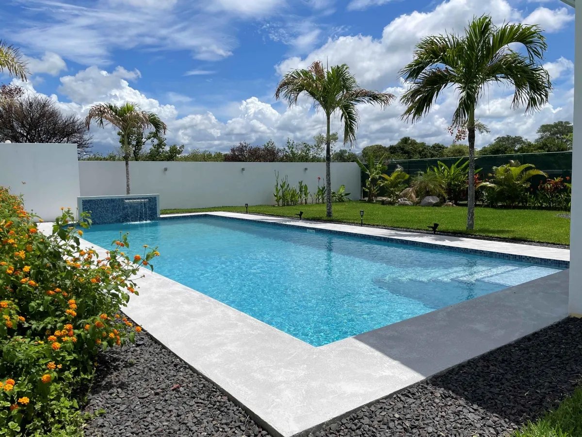 Casa unfamiliar de 2 habitaciones, estilo europeo, con piscina y acabados de primera línea.