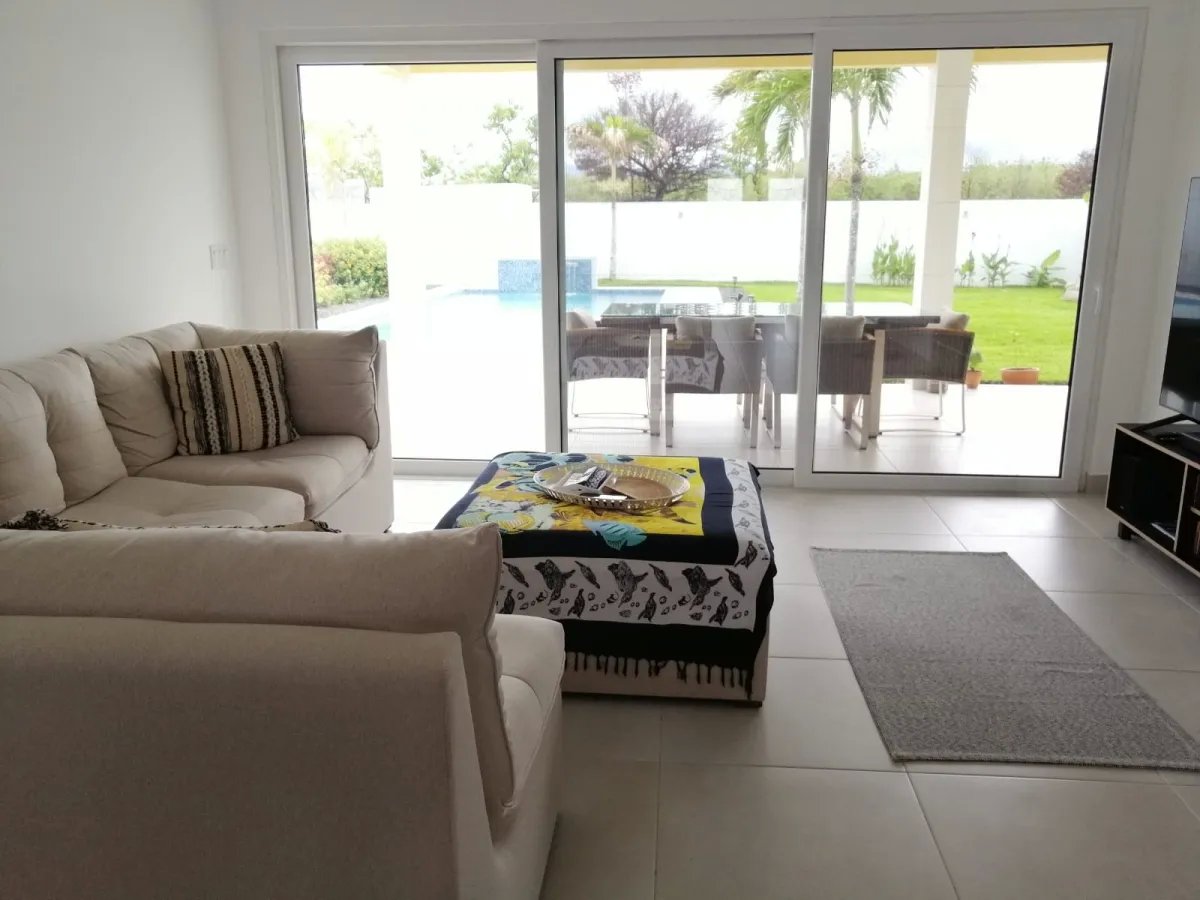 Casa unfamiliar de 2 habitaciones, estilo europeo, con piscina y acabados de primera línea.