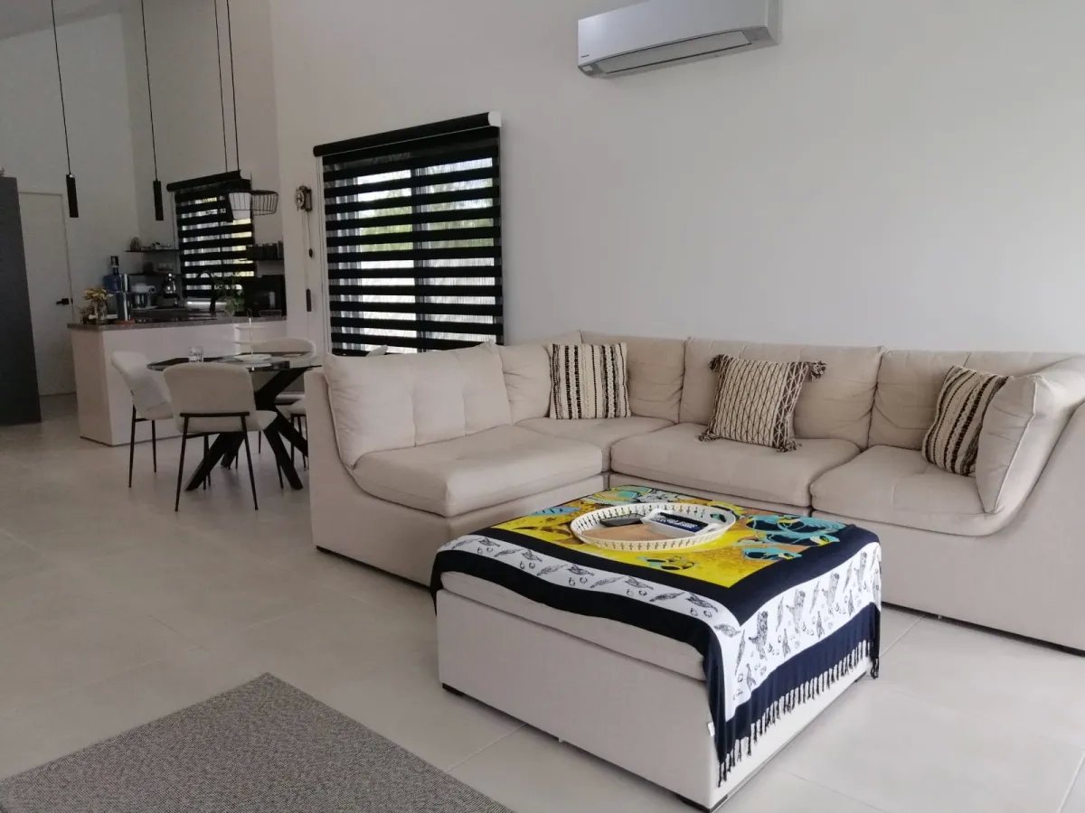 Casa unfamiliar de 2 habitaciones, estilo europeo, con piscina y acabados de primera línea.