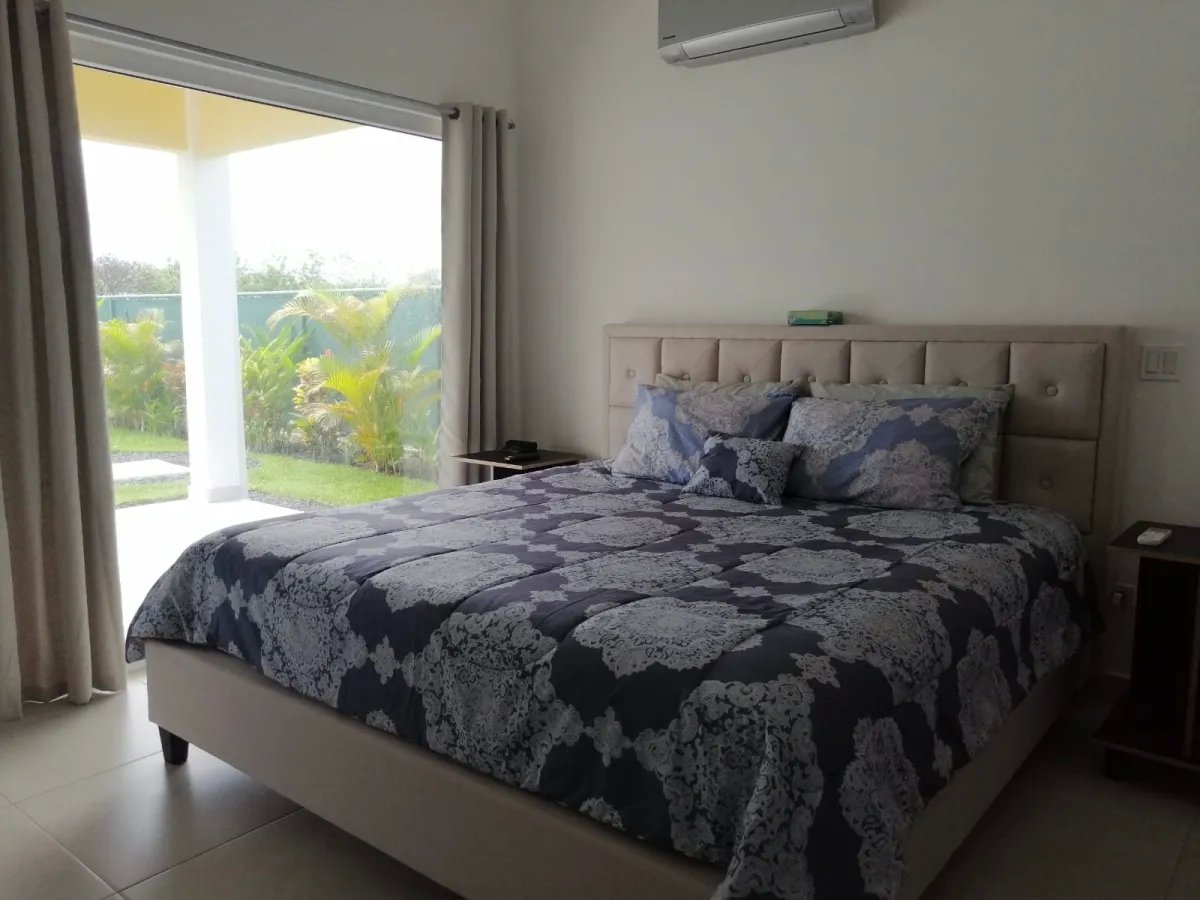 Casa unfamiliar de 2 habitaciones, estilo europeo, con piscina y acabados de primera línea.