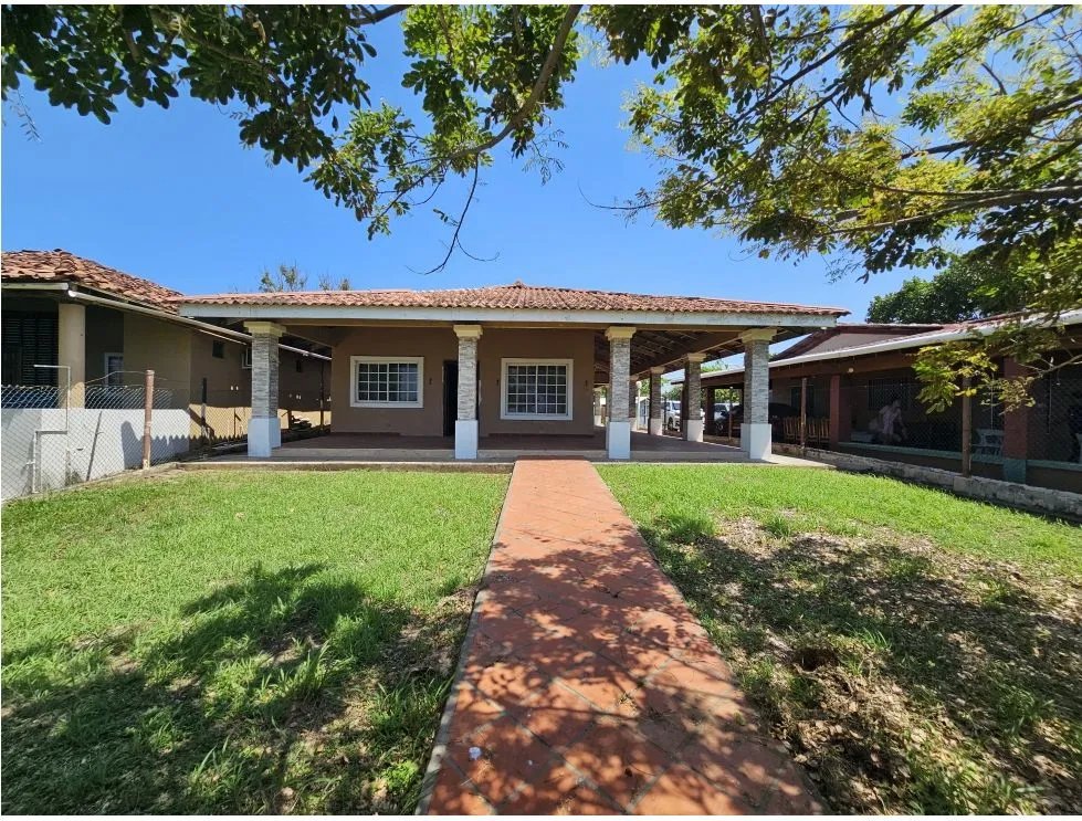 Venta de casa con acceso directo al mar, Playa Uverito
