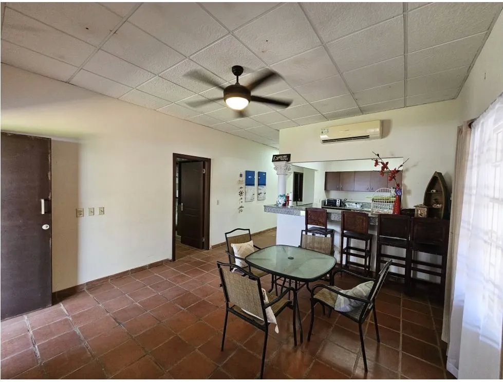 Venta de casa con acceso directo al mar, Playa Uverito