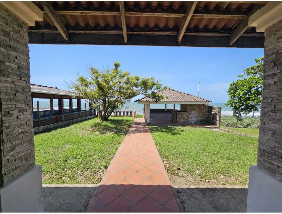 Venta de casa con acceso directo al mar, Playa Uverito