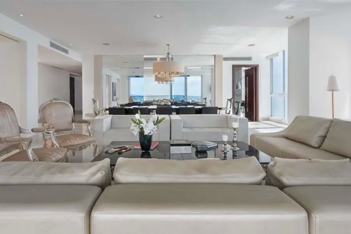 For Sale Luxurious Apartment in The Point