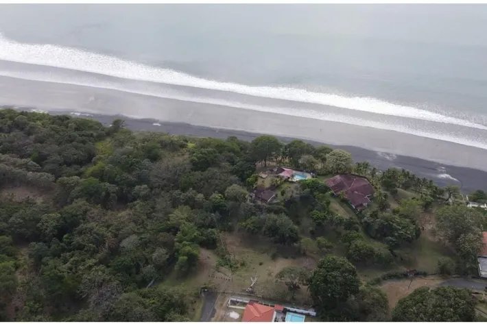 Se vende casa frente al mar en Costa Esmeralda, San Carlos