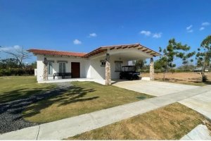 Se vende casa en complejo residencial en  Punta Barco, San Carlos