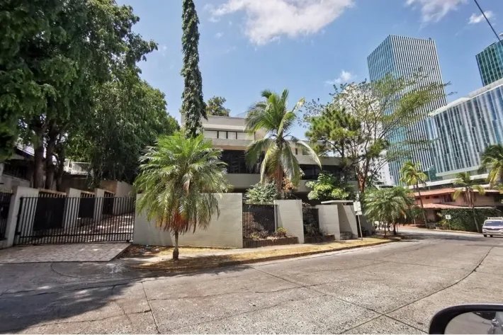 Corner house for sale in Punta Paitilla, Panama