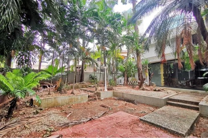 Corner house for sale in Punta Paitilla, Panama