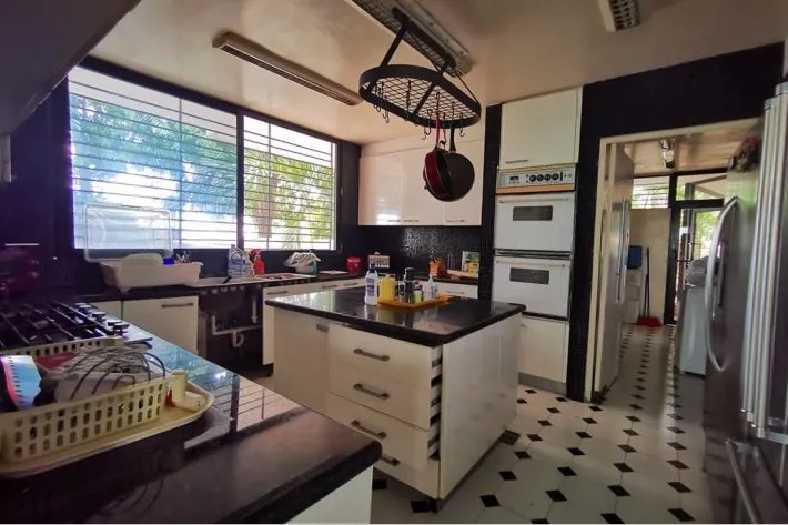 Corner house for sale in Punta Paitilla, Panama