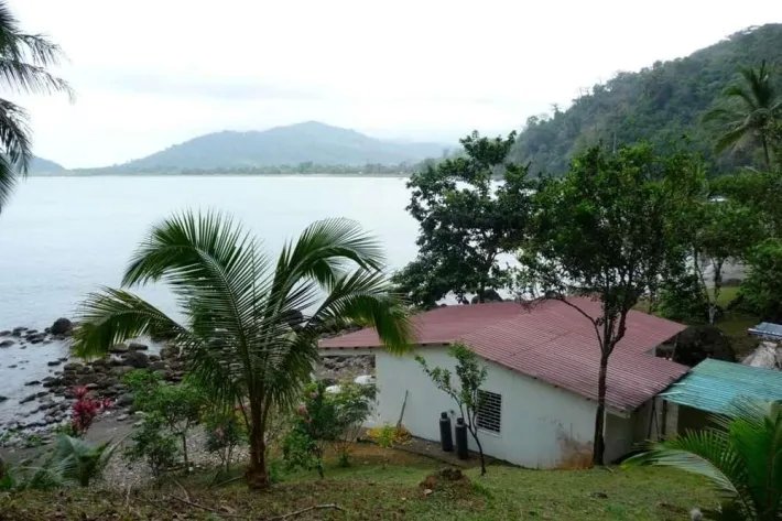 Venta de Terreno con casa de pesca en Puerto Piña, Darién
