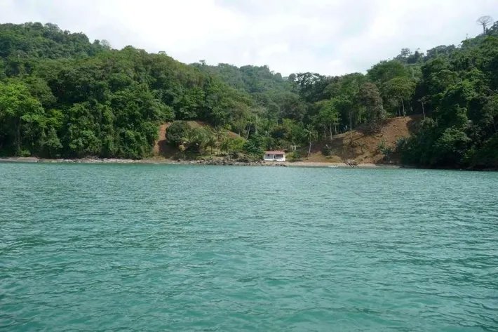Venta de Terreno con casa de pesca en Puerto Piña, Darién