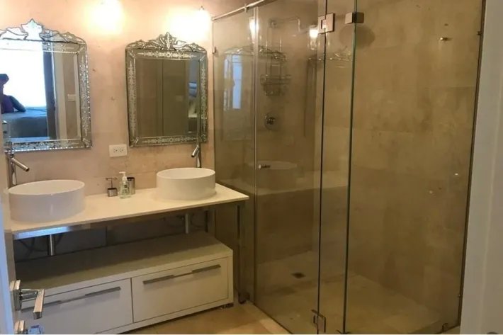 Venta de apartamento con vista al mar en Avenida Balboa