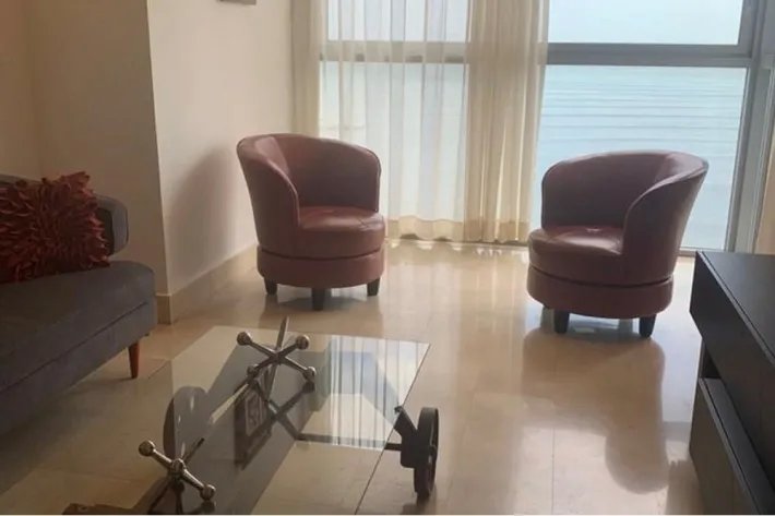 Venta de apartamento con vista al mar en Avenida Balboa