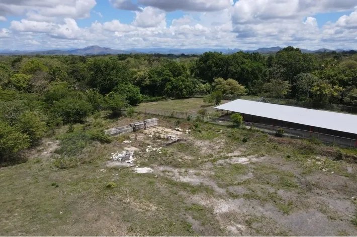Venta de terreno y estructura en El Coco, Penonomé