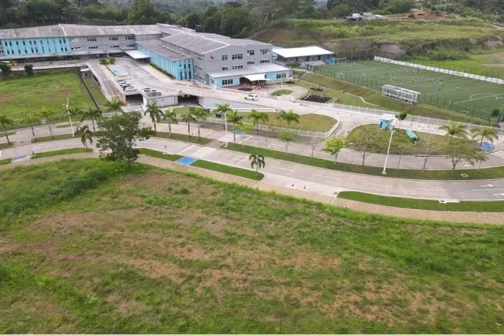 Venta de terreno comercial en Green Valley