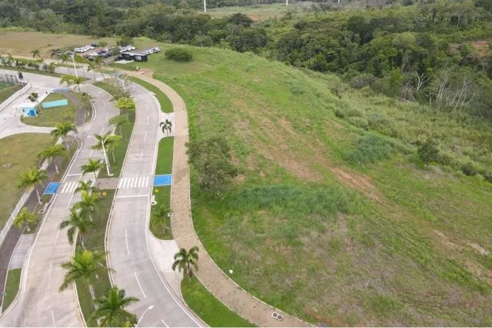 Venta de terreno comercial en Green Valley