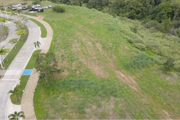 Venta de terreno comercial en Green Valley
