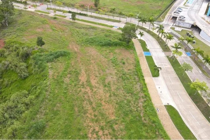 Venta de terreno comercial en Green Valley