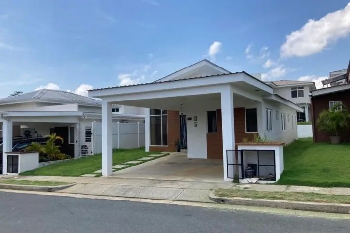 Venta de casa en Senderos, Costa Verde, La Chorrera