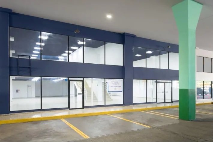 Se alquila local comercial en Plaza Agora en Chanis, Parque Lefevre