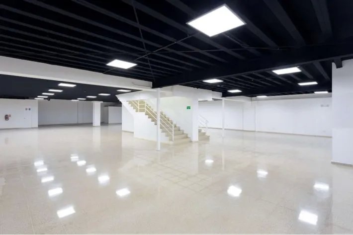 Se alquila local comercial en Plaza Agora en Chanis, Parque Lefevre