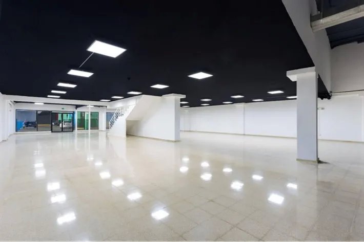 Se alquila local comercial en Plaza Agora en Chanis, Parque Lefevre