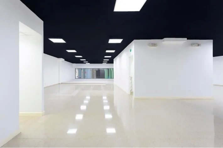 Se alquila local comercial en Plaza Agora en Chanis, Parque Lefevre
