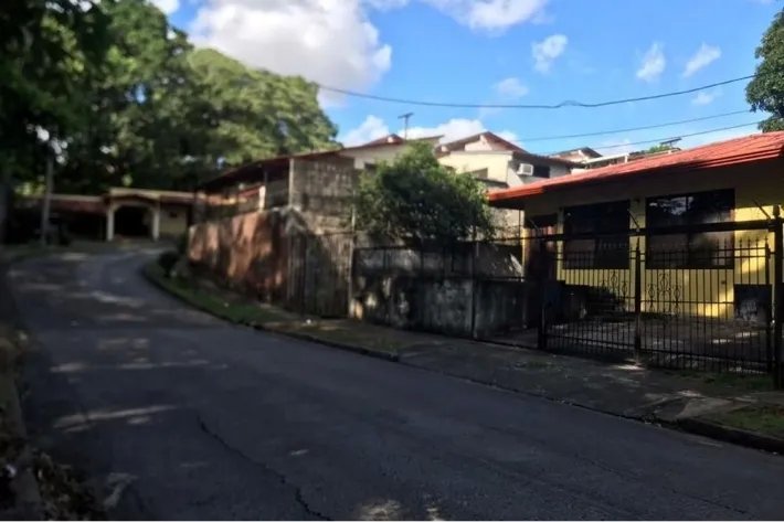 Venta de casa remodelada en Altos del Chase, El Dorado, Bethania.