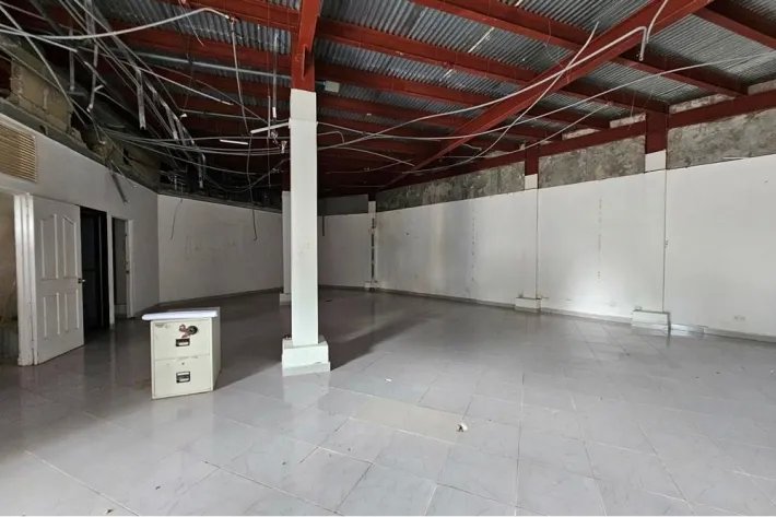 Se vende edificio de dos plantas en Albrook, Panamá