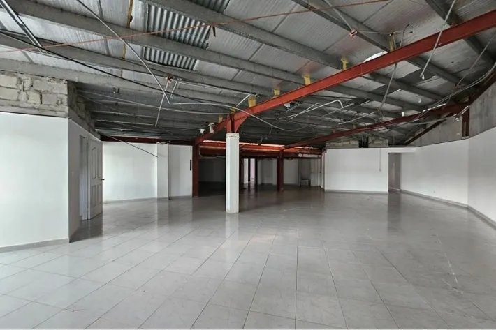 Se vende edificio de dos plantas en Albrook, Panamá