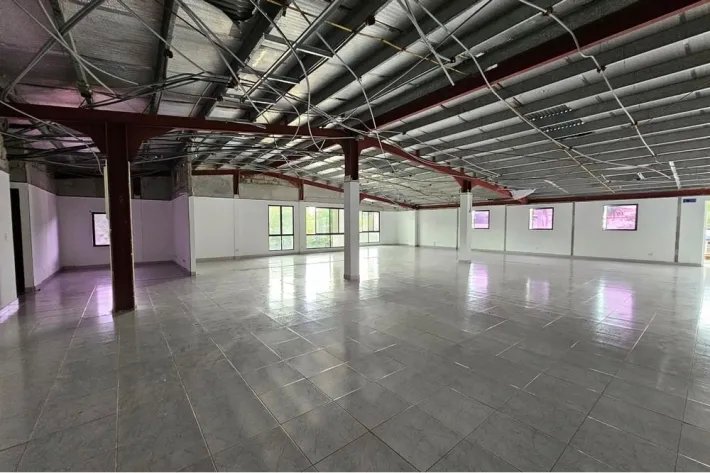 Se vende edificio de dos plantas en Albrook, Panamá