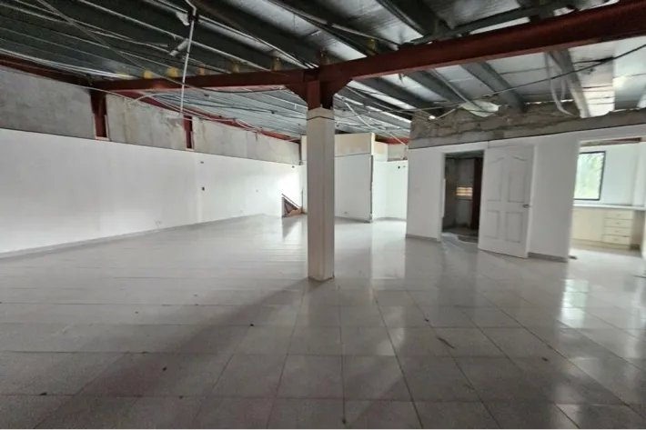 Se vende edificio de dos plantas en Albrook, Panamá