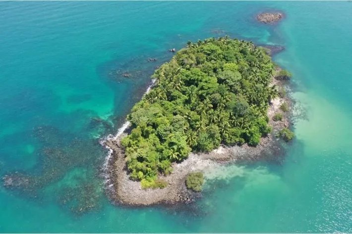 QUIROS ISLAND, A PANAMANIAN PEARL, 1.4 HECTARES (3.5 acres).