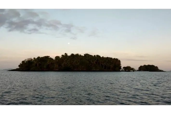 QUIROS ISLAND, A PANAMANIAN PEARL, 1.4 HECTARES (3.5 acres).