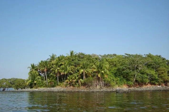 QUIROS ISLAND, A PANAMANIAN PEARL, 1.4 HECTARES (3.5 acres).