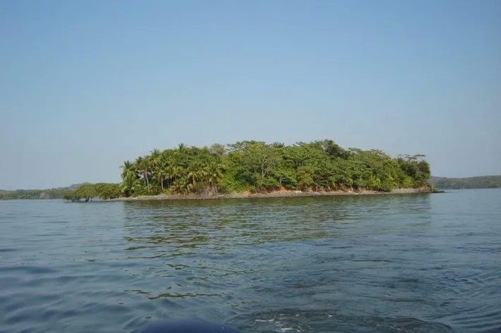 QUIROS ISLAND, A PANAMANIAN PEARL, 1.4 HECTARES (3.5 acres).