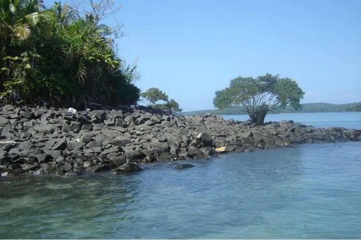 QUIROS ISLAND, A PANAMANIAN PEARL, 1.4 HECTARES (3.5 acres).