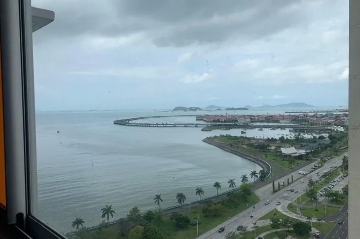 Alquiler de apartamento amoblado en Avenida Balboa, con vista al mar