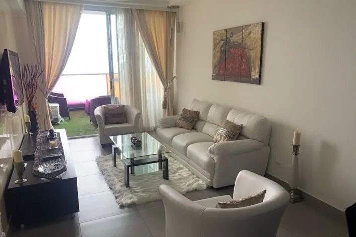 Alquiler de apartamento amoblado en Avenida Balboa, con vista al mar
