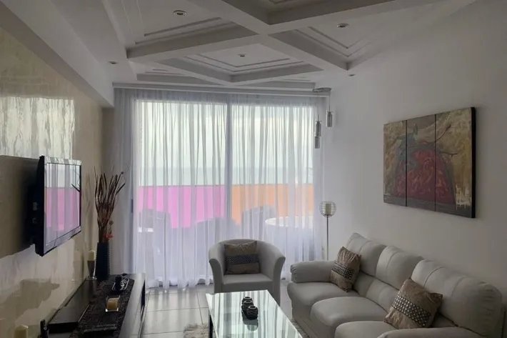 Alquiler de apartamento amoblado en Avenida Balboa, con vista al mar