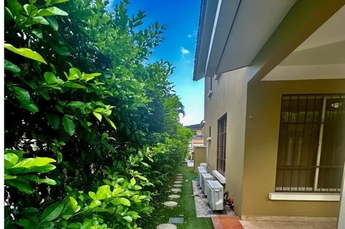 Casa en venta en Embassy Gardens, Clayton