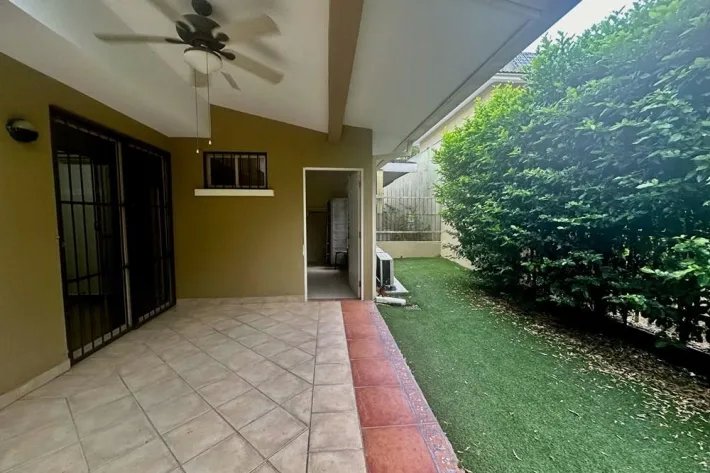 Casa en venta en Embassy Gardens, Clayton