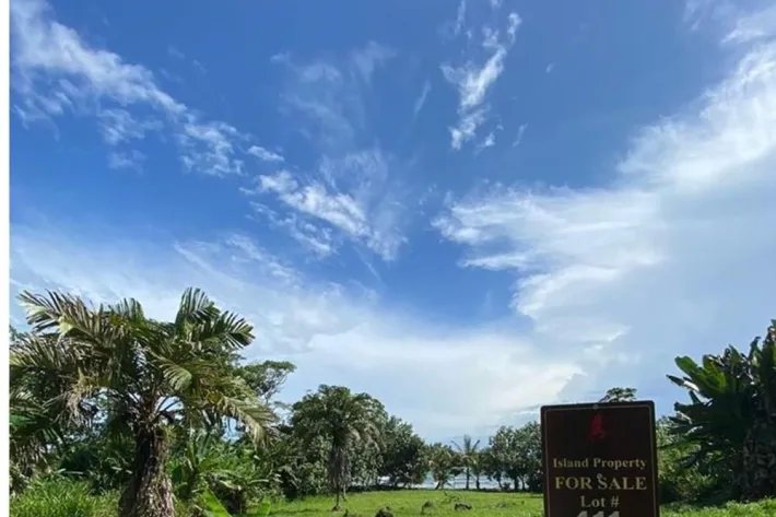 Venta de terreno frente al mar en Bocas del Toro Con servicios y Casa Club de 2299 m2