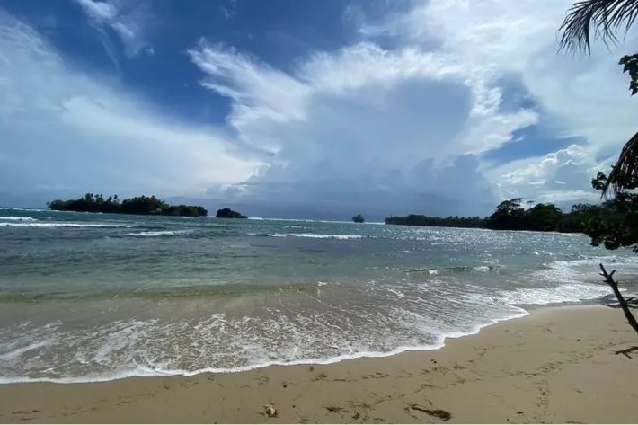 Venta de terreno frente al mar en Bocas del Toro Con servicios y Casa Club de 2299 m2