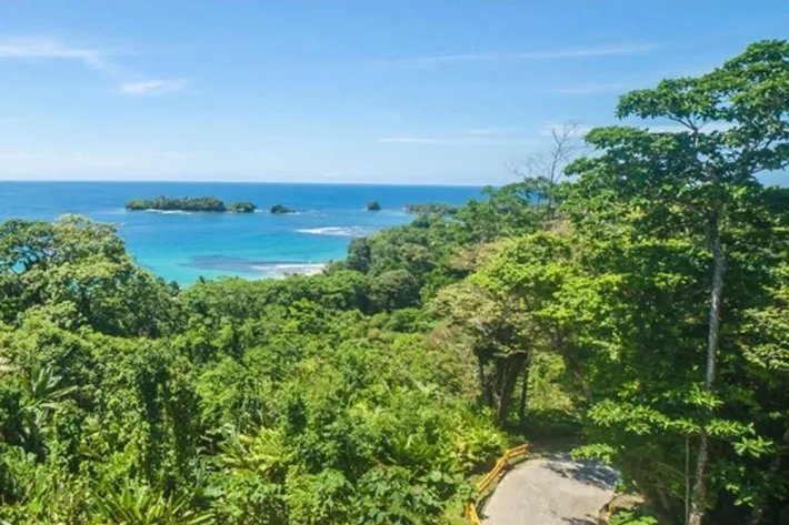 Se vende lujoso apartamento con vista al mar en Bocas del Toro