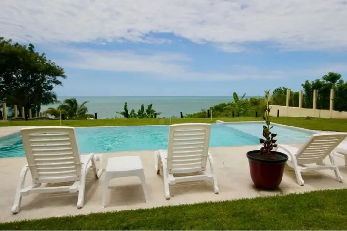 Venta de Casa Amoblada Frente al Mar en Costa Esmeralda