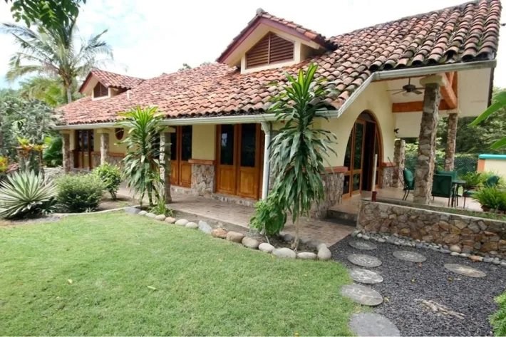 Venta de Casa Amoblada Frente al Mar en Costa Esmeralda