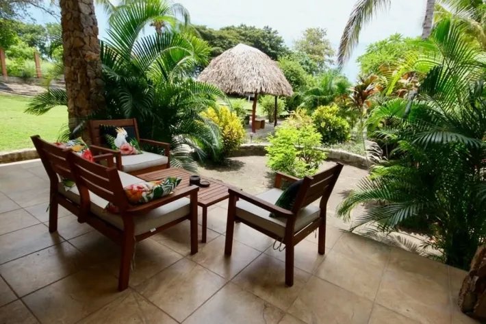 Venta de Casa Amoblada Frente al Mar en Costa Esmeralda
