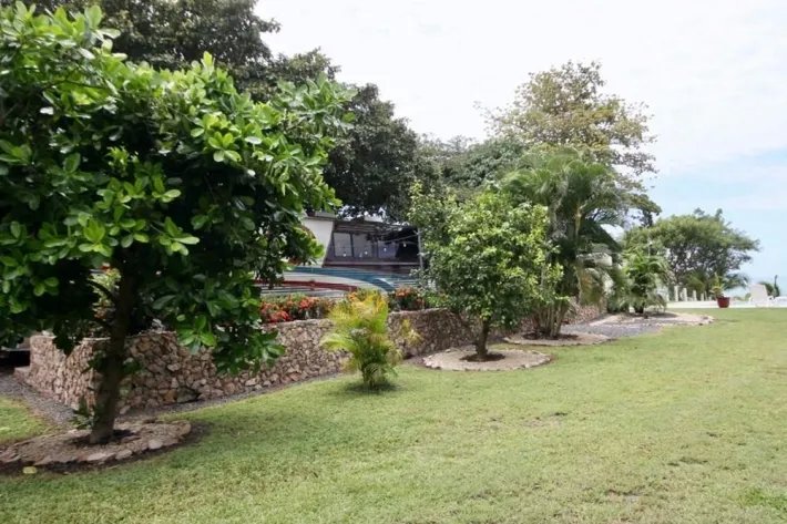 Venta de Casa Amoblada Frente al Mar en Costa Esmeralda