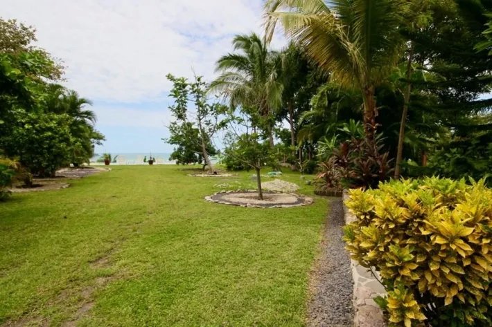 Venta de Casa Amoblada Frente al Mar en Costa Esmeralda